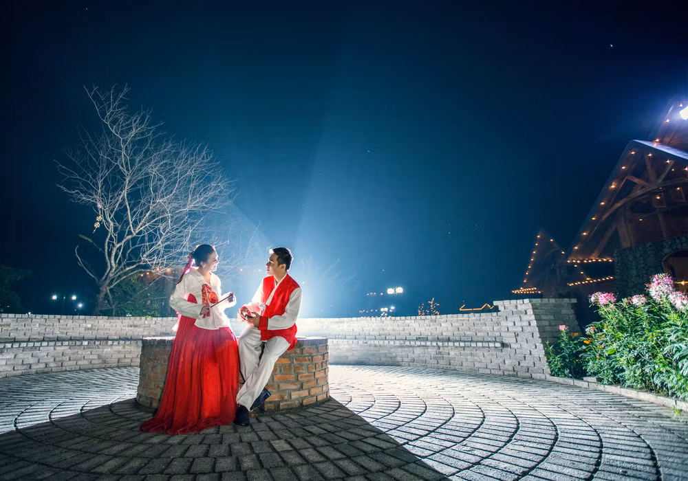 Mỗi địa danh, cặp đôi người Hà thành này đều chọn những bộ trang phục truyền thống của đất nước đó để cho vào bộ ảnh cưới của mình.