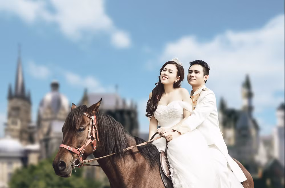 Việc chọn đạo cụ và trang phục là điều làm cho Duy Anh và Lan Anh phải đau đầu. Họ lùng sục khắp nơi, từ những cửa hàng cho thuê đồ cosplay đến cửa hàng cho thuê trang phục biểu diễn để tìm ra được những bộ trang phục chất nhất.