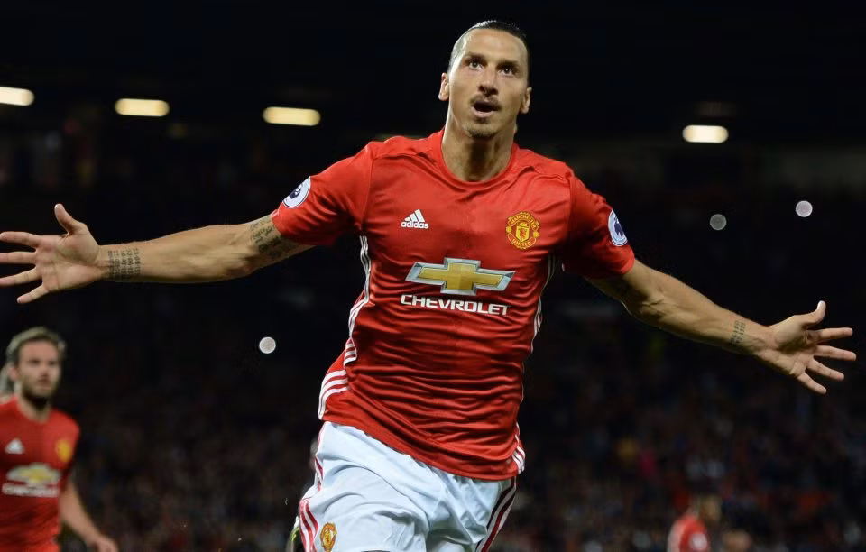 Ibrahimovic trở lại tập luyện vào cuối tháng 10: Sau gần nửa năm dưỡng thương, chân sút người Thụy Điển nhiều khả năng sẽ quay trở lại bắt đầu tập luyện từ cuối tháng 10 tới. Đây là tin vui với những người yêu M.U cũng như HLV Mourinho. Trong lần phẫu thuật đầu gối hồi tháng 4, các bác sỹ dự đoán phải đến năm sau, Ibrahimovic mới có thể tái xuất sân cỏ. Ảnh: Goal