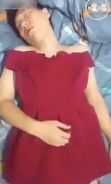 Trong clip ghi lại cảnh, quay anh chồng nằm im, còn chị vợ cứ bình tĩnh mặc hay đắp những bộ quần áo lên người anh được chia sẻ chóng mặt trên mạng xã hội Trung Quốc.