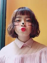 Uyên Hanna không chỉ gây ấn tượng với người đối diện bởi gương mặt baby "búng ra sữa" mà cô nàng còn ghi điểm bằng một loạt tài lẻ liên quan đến nghệ thuật.