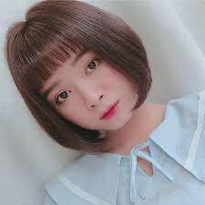 Khi được hỏi về việc giống với Đóa Nhi, cô bạn chia sẻ: "Trước kia Uyên để tóc dài, cũng thùy mị và chững chạc lắm. Nhưng vì muốn thay đổi hình ảnh, nên mình mới quyết định cắt tóc ngắn. Cũng là vì mái tóc ngắn này mà người ta thấy Uyên trông giống Đóa Nhi".