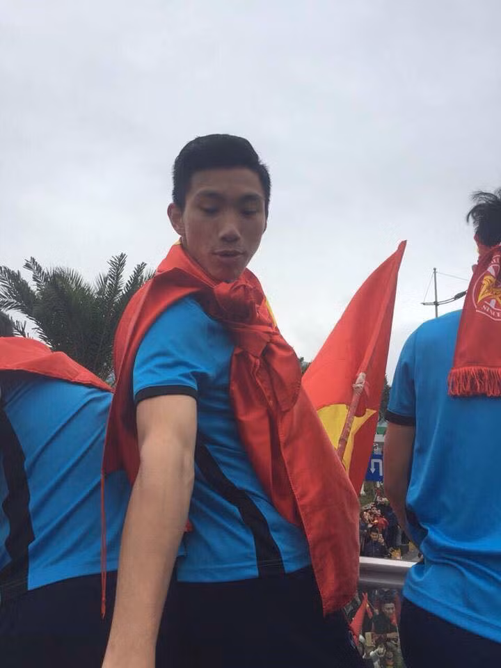 Chính việc tắc đường đã tạo điều kiện cho các cầu thủ U23 Việt Nam có thời gian check-in nhiều hơn, sau đó đăng tải lên trang cá nhân để khoe màn đón tiếp nồng nhiệt từ NHM.