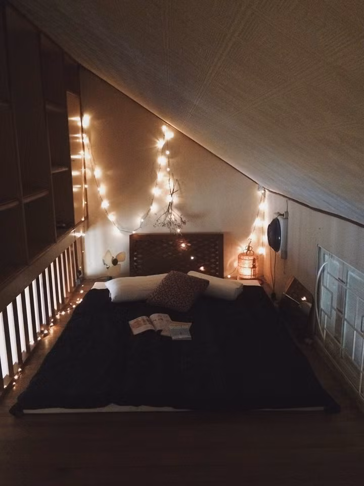 Với phòng ngủ là tầng áp mái, phòng khách có một chiếc lò sưởi xây kiểu cũ và một căn bếp nhỏ xinh nhìn ngay ra vườn thì Le Bleu Art decor loft (Nhà Trong Xóm) quả là chốn thiên đường yên tĩnh dành cho giới trẻ giữa Thủ Đô ồn ào và xô bồ.