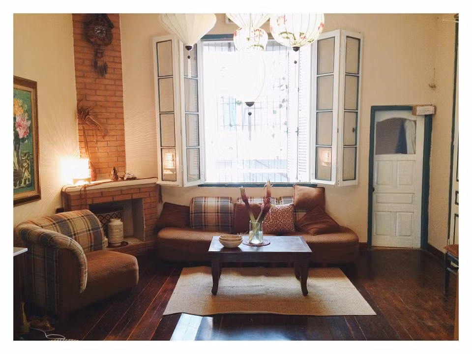 Nội thất trong phòng của căn homestay vintage - Le Bleu Art decor loft (Nhà Trong Xóm) khiến nhiều người ngay lần đầu bước chân vào đều cảm nhận được sự ấm cúng và cô cùng sang trọng từ chiếc xô pha, bàn ăn hay cách trang trí đèn trong nhà.