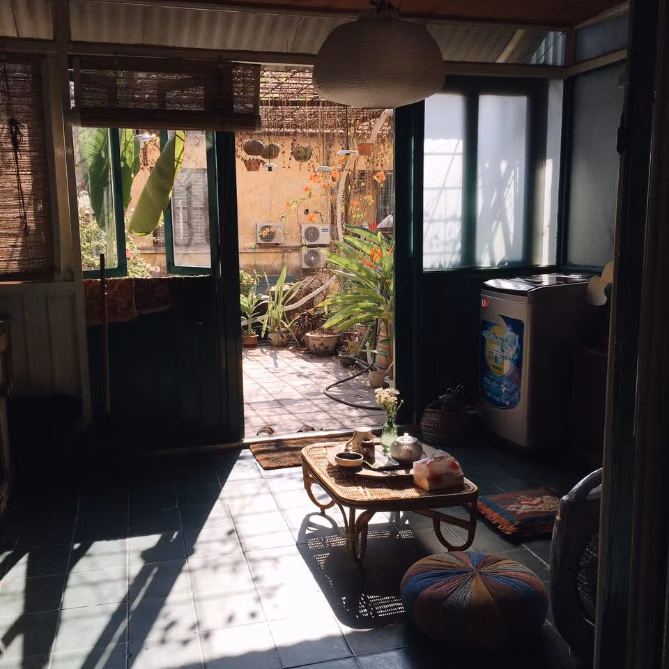 Hãy thử tưởng tượng xem, một sáng thức dậy sớm trong khu phố cổ, ánh nắng ban mai cùng mùi ẩm mốc của thời gian, bạn nâng chén trà và thả hồn ngắm nhìn góc vườn thì còn gì bằng.