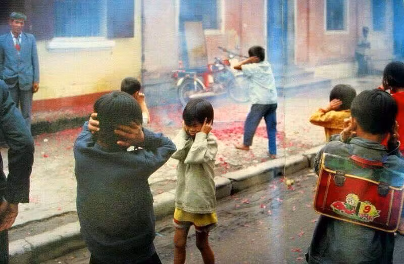 Sau đó âm thanh và mùi thuốc pháo vẫn cứ còn lan tỏa rải rác mãi lâu trong các lễ cúng đầu năm và kéo dài cho đến ngày "khai hạ" (hạ nêu) mùng bảy tết.