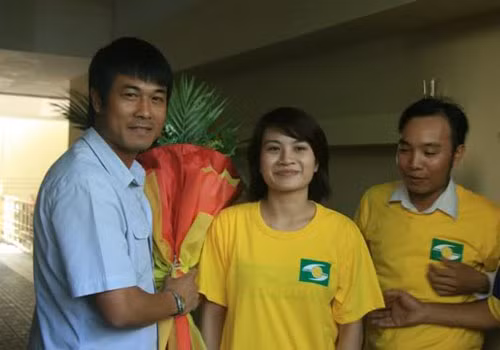 Dù giỏi chuyên môn nhưng HLV Hữu Thắng cũng là người rất tâm linh. Ít ai biết trước mỗi trận đấu có tính chất quan trọng, HLV Hữu Thắng thường gọi điện cho một phụ nữ xem tướng số ở Đà Nẵng để nghe tư vấn. Ông cũng luôn giữ nguyên tắc không gặp đàn bà trước giờ xuất trận để đỡ đen.