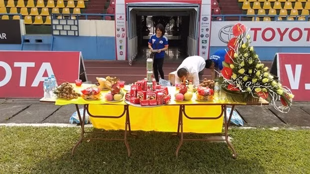 Công tác chuẩn bị cúng tế để mong cho đội nhà chiến thắng nhằm vươn lên ngôi đầu trên BXH đã diễn ra rất kỹ càng và chu đáo.