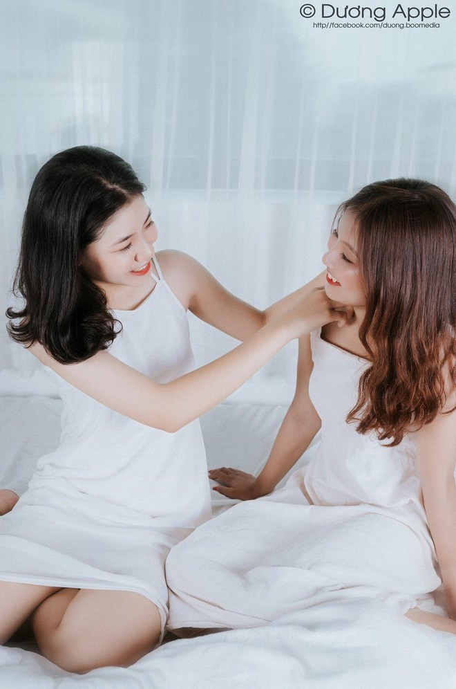 Nhưng khó quên nhất có lẽ là những lần 2 nữ sinh này rủ nhau trốn học đi chơi rồi ra đồng bắt chuồn chuồn sau đó bị đỉa bám chân.