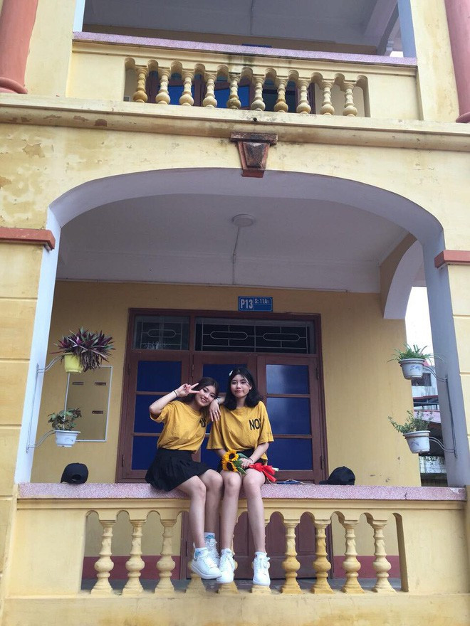 Được biết, đôi bạn đã chơi với nhau từ hồi mẫu giáo và cùng học với nhau từ đó cho tới tận lớp 12. Bình thường, Linh có biệt danh là Cua còn Phượng được gọi là Ớt.