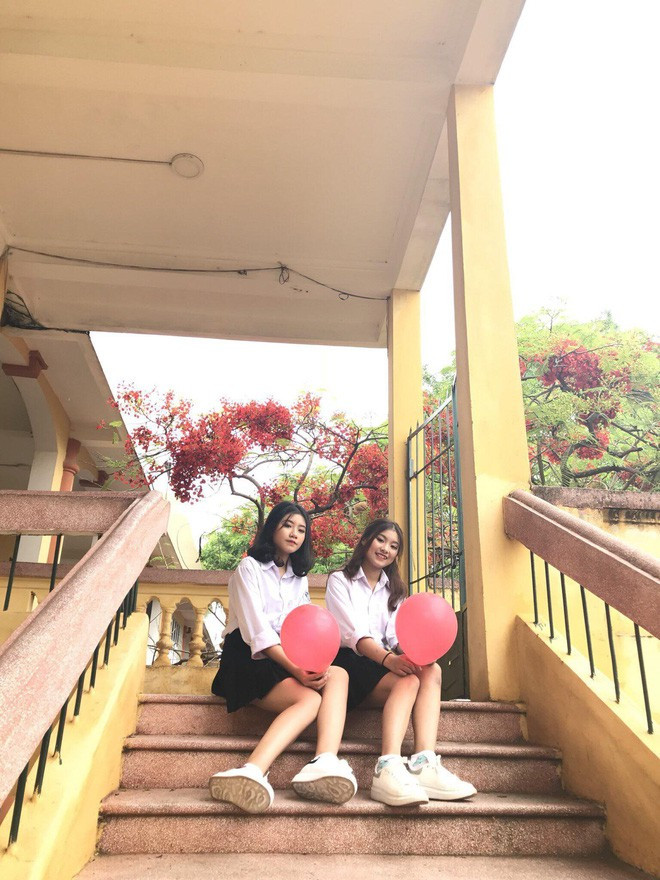 Từ hai cô nhóc "còi dí", siêu ngố tàu, Linh và Phượng đã dắt tay nhau cùng dậy thì trở thành 2 thiếu nữ 18 tuổi xinh đẹp, duyên dáng khiến ai cũng phải trầm trồ.