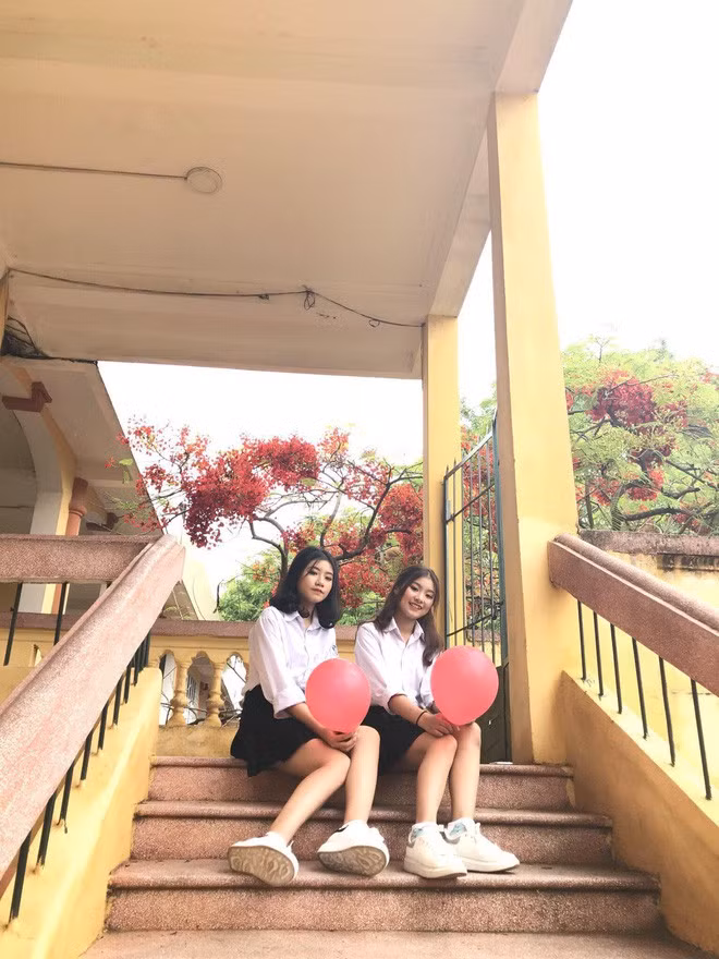 Từ hai cô nhóc "còi dí", siêu ngố tàu, Linh và Phượng đã dắt tay nhau cùng dậy thì trở thành 2 thiếu nữ 18 tuổi xinh đẹp, duyên dáng khiến ai cũng phải trầm trồ.