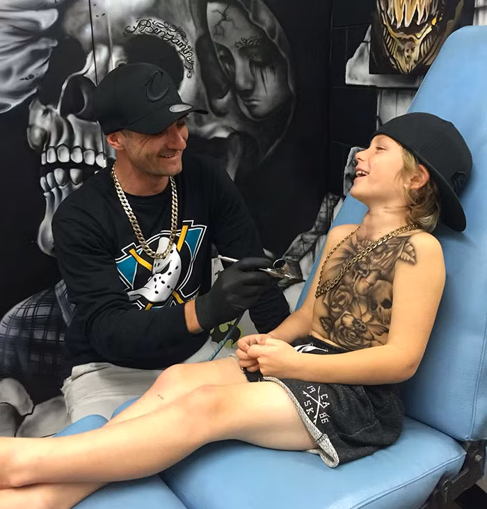 "Ban đầu chúng tỏ ra khá rè rụt và có phần sợ đâu khi những mũi xăm đầu tiên ăn trên da chúng. Nhưng khi tôi vừa nói kể chuyện vừa đi máy thì bọn trẻ đã bị cuốn theo câu chuyện của tôi và quên đi cơn đau". Benjamin Lloyd cho biết,