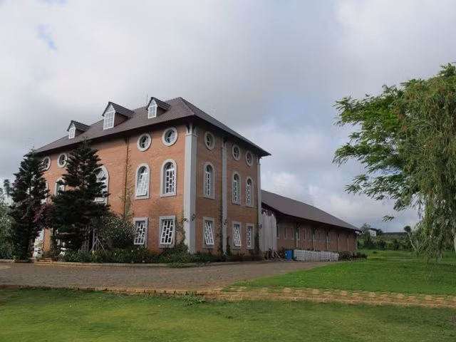 Nông trại này được các bạn trẻ check-in nhiều nhất bởi những cánh đồng hoa rộng mênh mông, hồ nước xanh thơ mộng và cả đàn bò sữa đáng yêu. Ảnh: Kinkin123.