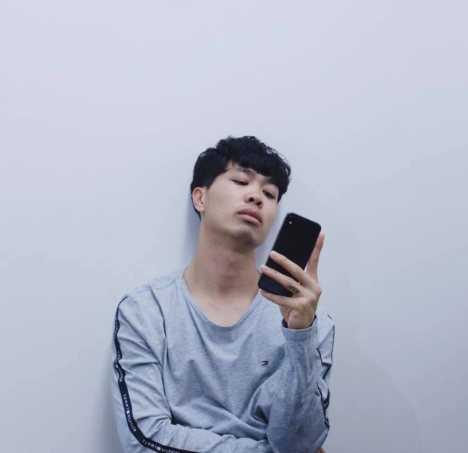 Thậm chí, nhiều fan nữ còn bình luận rằng sẵn sàng ship dao cạo râu sang Hàn Quốc để cho Công Phượng trả lại gương mặt sáng sủa cho NHM.