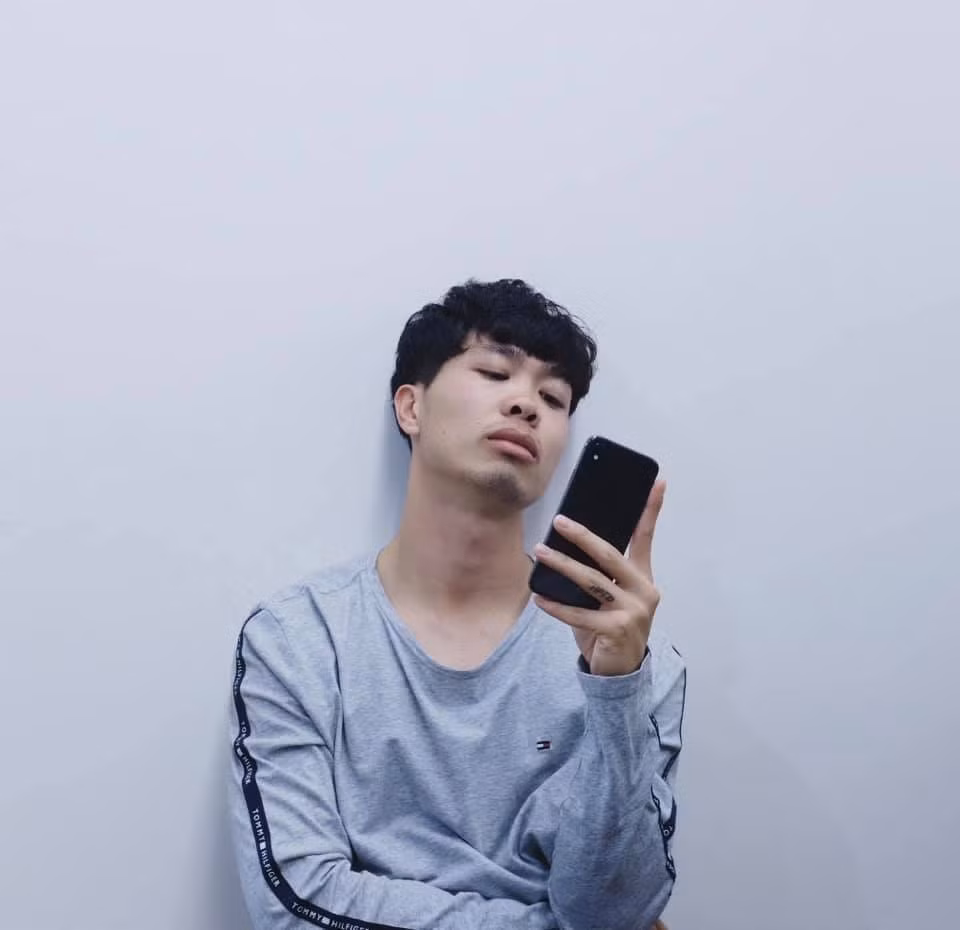 Thậm chí, nhiều fan nữ còn bình luận rằng sẵn sàng ship dao cạo râu sang Hàn Quốc để cho Công Phượng trả lại gương mặt sáng sủa cho NHM.