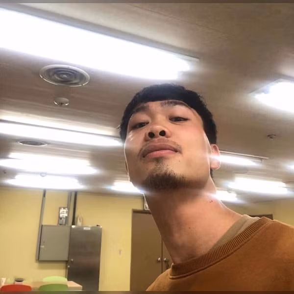 Không buồn rầu, ủ rũ, Nguyễn Công Phượng vẫn nở nụ cười tươi rói đến fan hâm mộ.