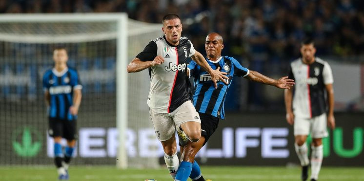 Những ngày vừa qua, xuất hiện nguồn tin cho biết, Arsenal theo dõi Merih Demiral, trung vệ trẻ của CLB Juventus. Đội chủ sân Emirates dự tính sẽ chi 40 triệu euro để thuyết phục CLB thành Turin "nhả người". Không chỉ Arsenal, Merih Demiral còn là cái tên mà Manchester United hay AC Milan đều rất khao khát.