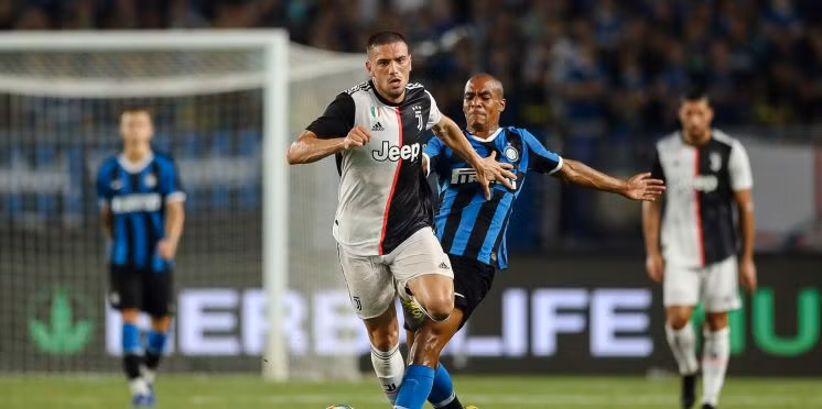 Những ngày vừa qua, xuất hiện nguồn tin cho biết, Arsenal theo dõi Merih Demiral, trung vệ trẻ của CLB Juventus. Đội chủ sân Emirates dự tính sẽ chi 40 triệu euro để thuyết phục CLB thành Turin "nhả người". Không chỉ Arsenal, Merih Demiral còn là cái tên mà Manchester United hay AC Milan đều rất khao khát.