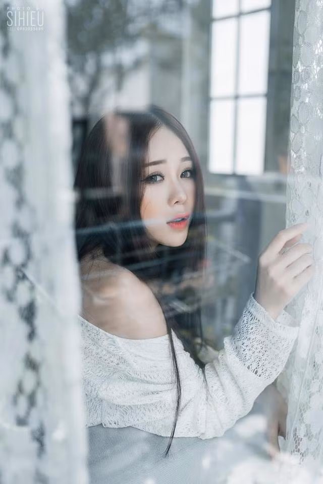 Dù bước chân vào giới người mẫu nhưng Hà Thương vẫn khẳng định rằng, cô không hề có ý định lấn sân vào showbiz mặc dù biết rằng mình có đủ khả năng để đi xa hơn với việc theo nghệ thuật.