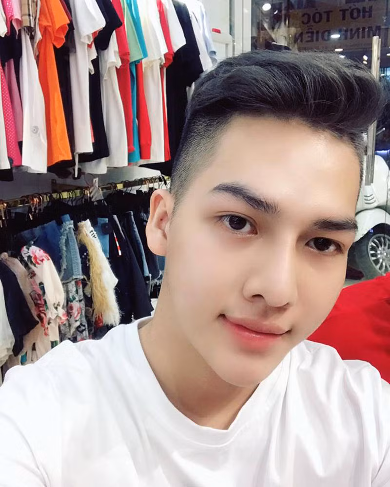 Lớp 11, khi thấy chúng bạn xung quanh "dậy thì thành công", Đức Thắng cũng thử đủ cách mà nhan sắc vẫn lẹt đẹt, chính vì vậy trong tâm trí của 10X Sài thành này đã thôi thúc để hướng tới ngày môi mềm, mỏng và duyên hơn.