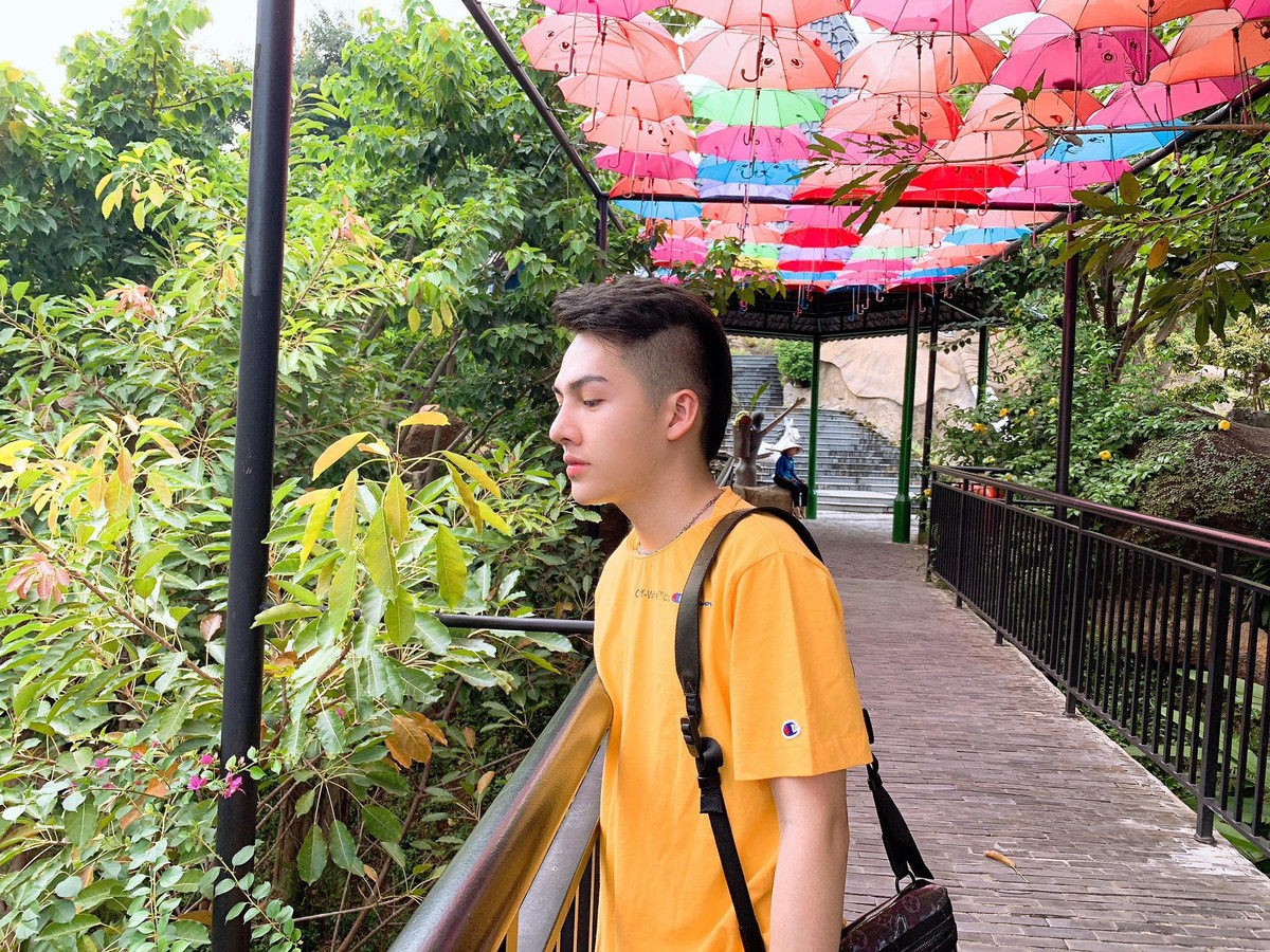 Đặc biệt, chỉ trong vòng 3 tháng kể từ khi chỉnh sửa đôi môi, khuôn mặt Đức Thắng đã hoàn toàn thay đổi. Môi mỏng, hình trái tim, mắt 2 mí, sống mũi cao, cằm v-line điển trai, răng bọc sứ toàn hàm trên.