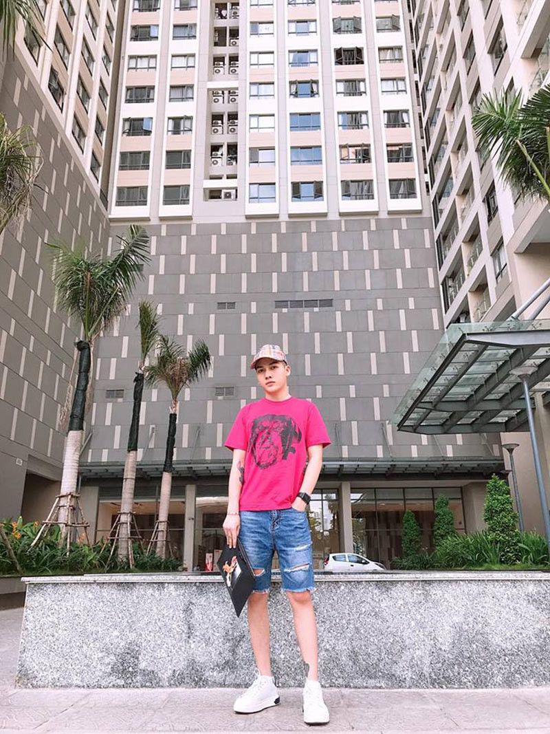 Rồi Thắng quyết định xăm môi, phẫu thuật thẩm mỹ. Ám ảnh nhất là khi đôi môi quá dày, lại xăm hỏng nhiều lần khiến thời gian chịu đau đơn kéo dài suốt nửa năm trời với 12 lần xăm rồi xóa, xóa rồi xăm. Khi môi vừa lành, Thắng nâng mũi.