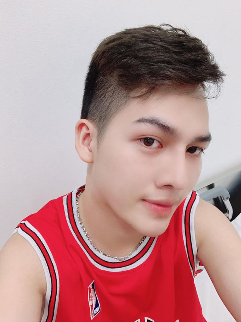 Trước đây, Đức Thắng có khuôn mặt bị chê là xấu với mặt lưỡi cày, nước da đen sạm, mắt một mí và đặc biệt là đôi môi dày, vểnh lên đến mũi. Bị chọc đã đành, chàng trai 10X Sài thành này còn bị tẩy chay, bị quay lưng và hiển nhiên là không có lấy một người bạn nào để chuyện trò, tâm sự.