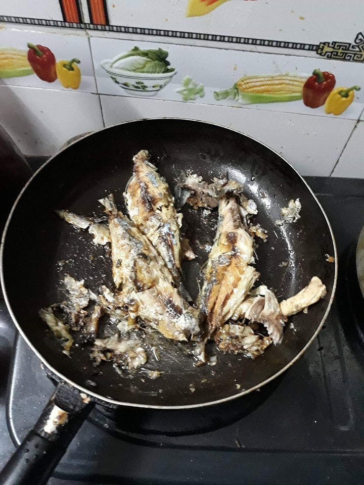 Mới đây nhất, một cô nàng đã mạnh bạo "khoe" thành quả của mình là một chảo cá rán được ví là "vừa cho vào xay sinh tố". Nhìn chảo cá nát nhừ như tương, thịt đường thịt xương đường xương khiến ai nấy đều không khỏi thở dài.