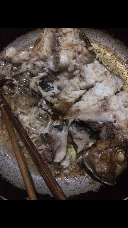 Đang đói mà nhìn thảm họa cá rán nát là hết muốn ăn. Lỡ xui mà trúng hôm về ra mắt mẹ chồng thì coi như mất điểm không nhỏ của những nàng