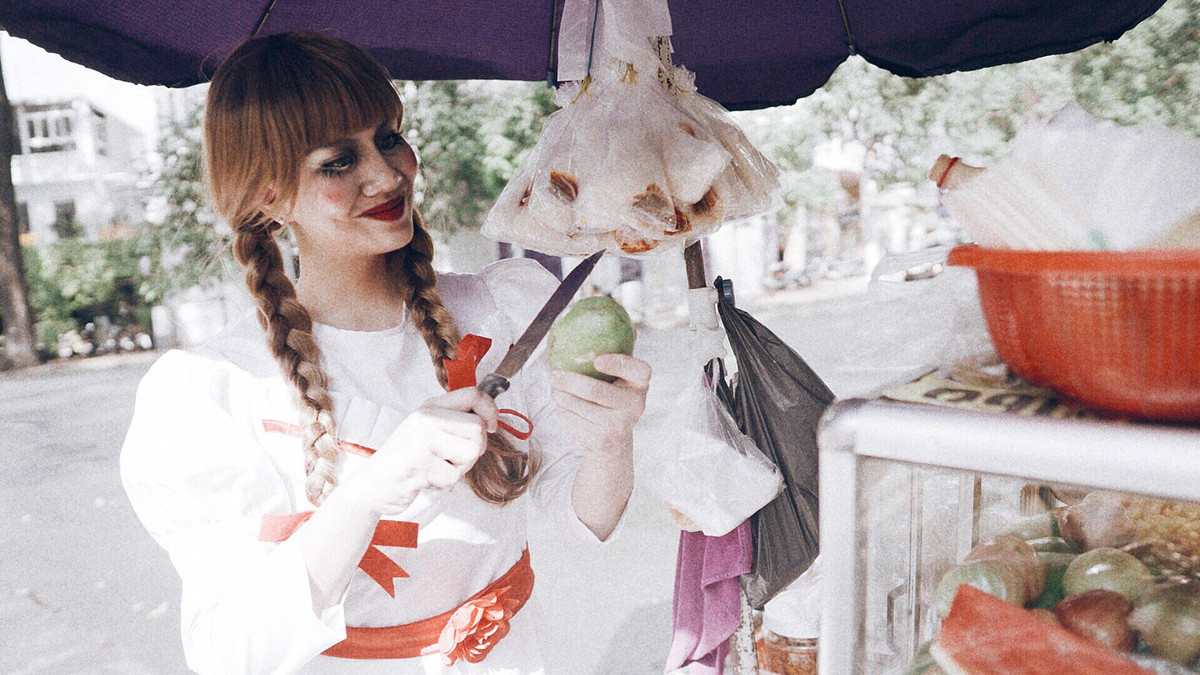 Chị Beo lại tiếp tục cắt hoa quả...