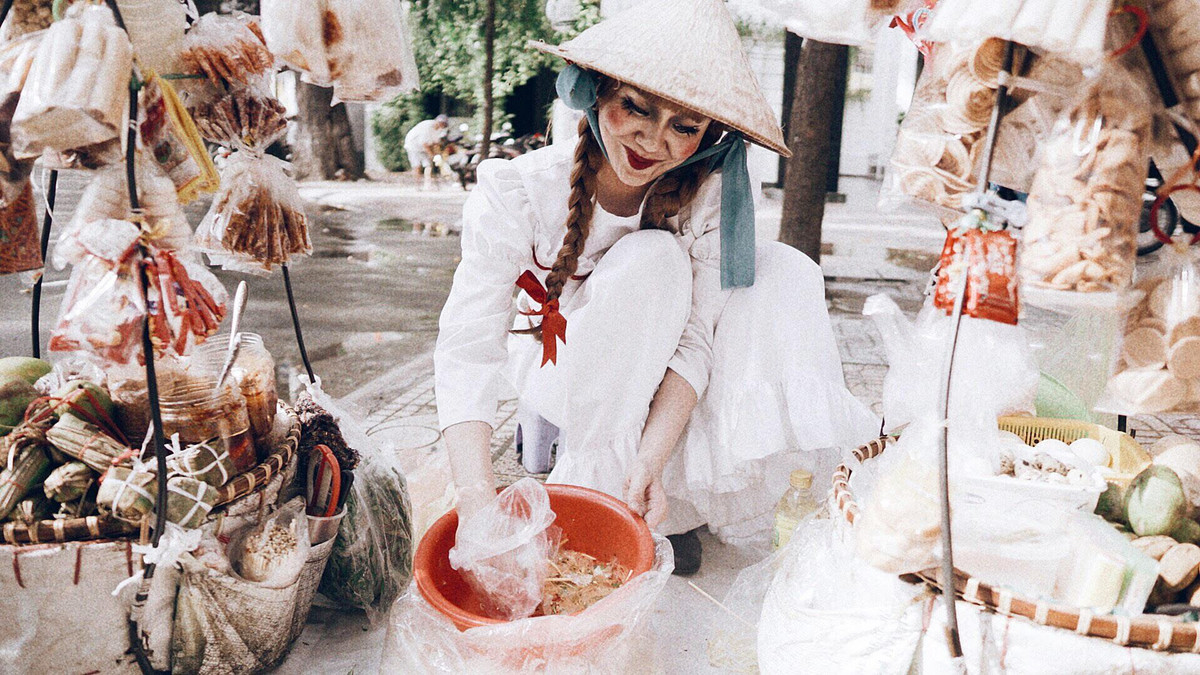 Để hóa thân thành búp bê Annabelle giống nguyên mẫu nhất, Duy Khánh cùng ê-kíp của mình đã mất rất nhiều thời gian để tìm trang phục và cẩn thận make up.