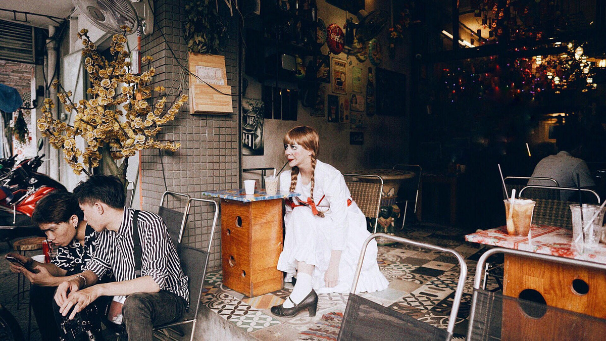 Chị ngồi uống cafe thẫn thờ giữa những hàng ghế đã có khác ngồi!