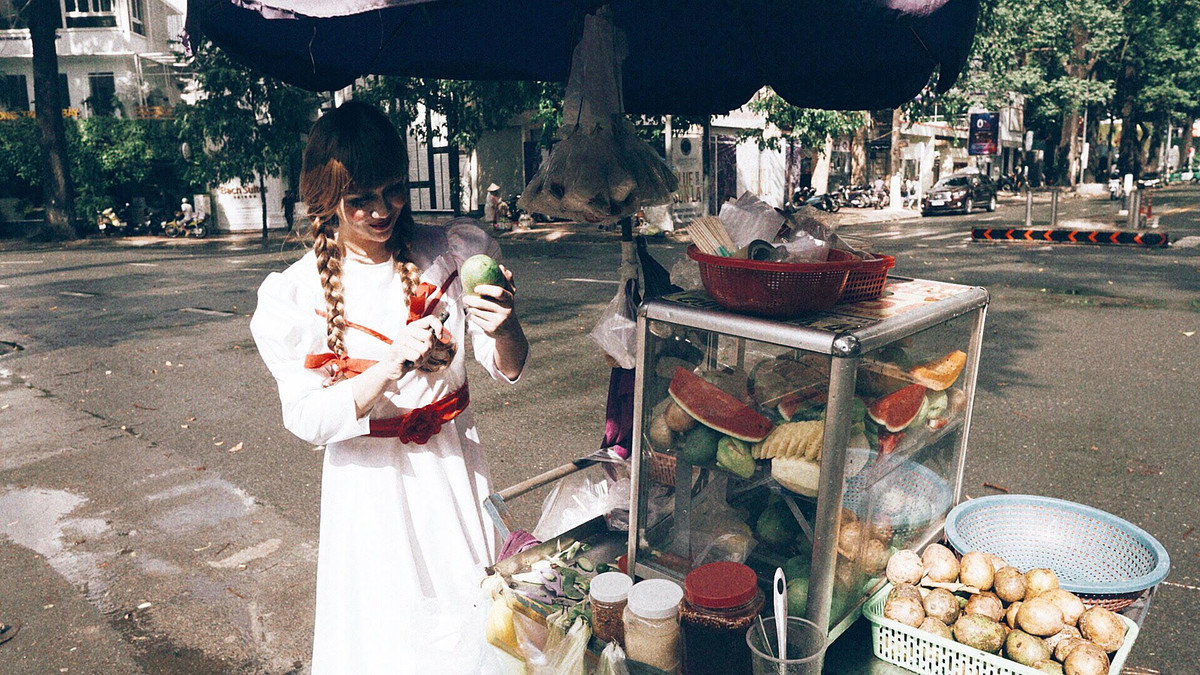 Ở một diễn biến khác chị Beo - Duy Khánh đang cắt hoa quả...