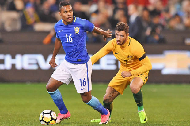 Thật không may cho Alex Sandro, khi ở hành lang trái của Selecao ở thời điểm World Cup 2018 diễn ra, có 2 cái tên vô cùng chất lượng khác là: Marcelo và Filipe Luiz. Kinh nghiệm, bản lĩnh ở những trận cầu lớn là điều mà cầu thủ 27 tuổi này chưa thể so bì được với hai cầu thủ trên.