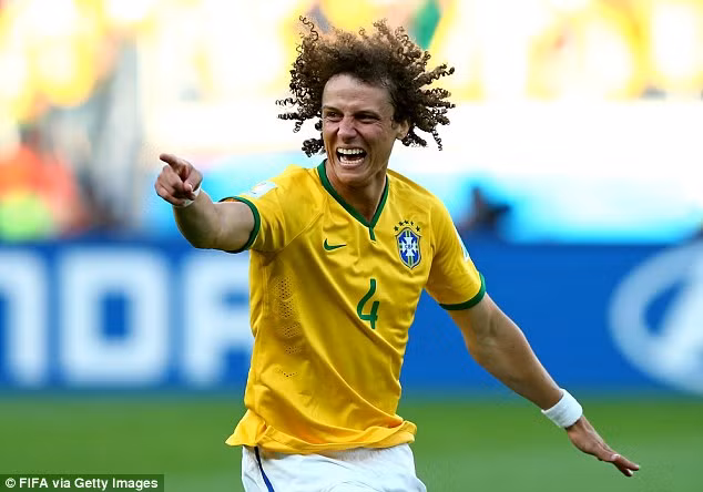 Cầu thủ có mái tóc xù luôn thi đấu với tinh thần xông xáo và nhiệt huyết hệt như tính cách của anh. Thật không may cho Luiz, khi anh trải qua chấn thương dài hạn vào đầu mùa giải và dần biến mất khỏi đội hình của Antonio Conte.