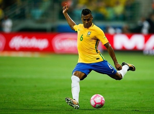 Hậu vệ cánh trái Alex Sandro được xem là sự vắng mặt đáng tiếc nhất ở World Cup năm nay trong đội hình của Brazil. Dưới thời chiến lược gia Tite, Alex Sandro được trọng dụng 3 lần. Một con số quá ít ỏi để anh có thể phô diễn hết tài năng của mình.