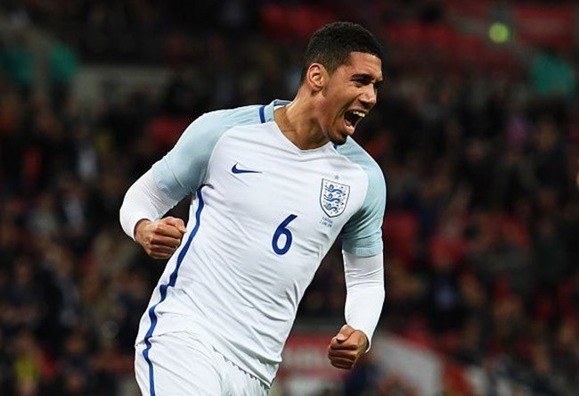Chris Smalling là một trong những cái tên nổi tiếng nhất bị loại ở đội tuyển Anh. Quyết định được đưa ra bởi HLV trưởng Gareth Southgate đã gây ra nhiều tranh cãi từ người hâm mộ. Điều ngạc nhiên hơn là người đồng đội của anh ở MU, Phil Jones lại nhận được cái gật đầu từ Southgate.