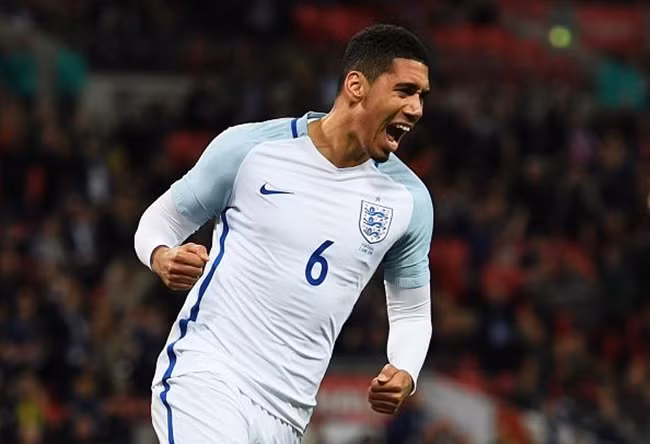 Chris Smalling là một trong những cái tên nổi tiếng nhất bị loại ở đội tuyển Anh. Quyết định được đưa ra bởi HLV trưởng Gareth Southgate đã gây ra nhiều tranh cãi từ người hâm mộ. Điều ngạc nhiên hơn là người đồng đội của anh ở MU, Phil Jones lại nhận được cái gật đầu từ Southgate.