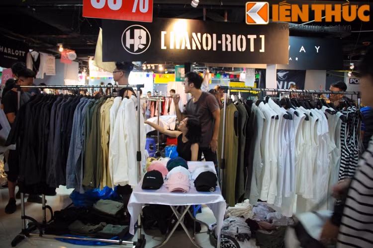 Với nhiều thương hiệu nổi tiếng của thời trang đến từ Sài Gòn và Hà Nội, The New District với chủ đề cầu vồng mang đến không khí trẻ trung và vô cùng vui nhộn.