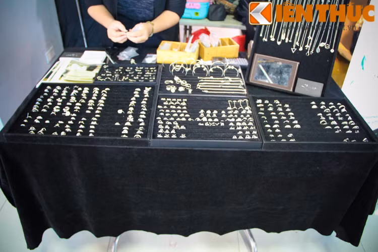 Không chỉ có quần áo, các bạn trẻ Hà thành tới hội chợ mua sắm còn mua có thể sắm cho mình vô vàn những phụ kiện handmade vô cùng cá tính như nhẫn, khuyên tai, vòng tay và vòng cổ.