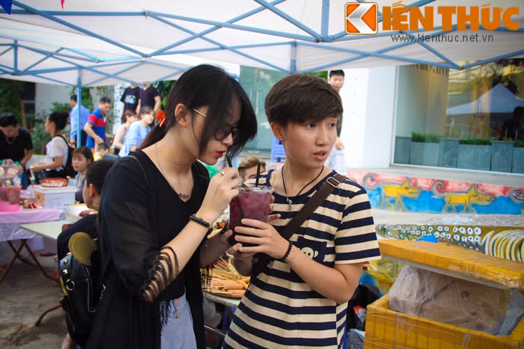 Thức uống soda mát lạnh và to bự.