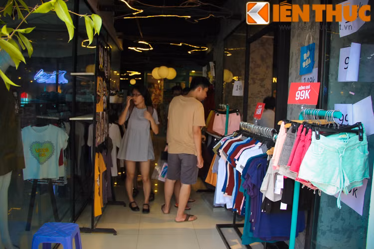 Các bạn trẻ sẽ tha hồ shopping thả ga trên nền nhạc quẩy tưng bừng do DJ của Quận chơi ở tầng 5 trung tâm sáng tạo nghệ thuật Hà Nội Creative City.