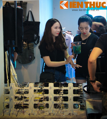 Rất nhiều cô nàng xinh gái đã rủ bạn thân tới đây để mua sắm.