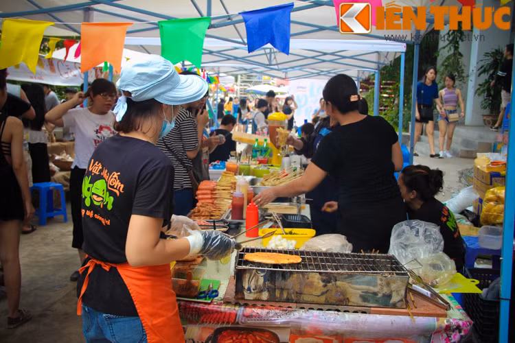 Sau thời gian mua sắm miệt mài, các bạn trẻ có thể xuống tầng 1 để thưởng thức những món đồ uống mát lạnh. Với 40 ngàn đồng các bạn đã có một món đồ uống to bự và mát lạnh. Bên cạnh đó còn là những món ăn hấp dẫn với giới trẻ như cơm cuộn Hàn Quốc, xúc xích rán hay Tokbokki (bánh gạo).