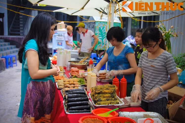 Những gian hàng ăn uống luôn sẵn sàng phục vụ các bạn trẻ.
