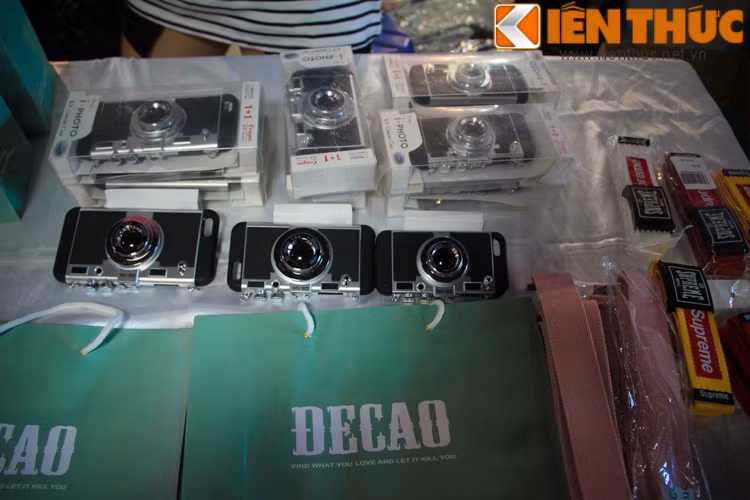 Chỉ với giá từ vài chục ngàn đến vài trăm ngàn đồng, các bạn trẻ đã có thể sắm cho mình những món đồ phụ kiện hết sức bắt mắt và vô cùng cá tính.