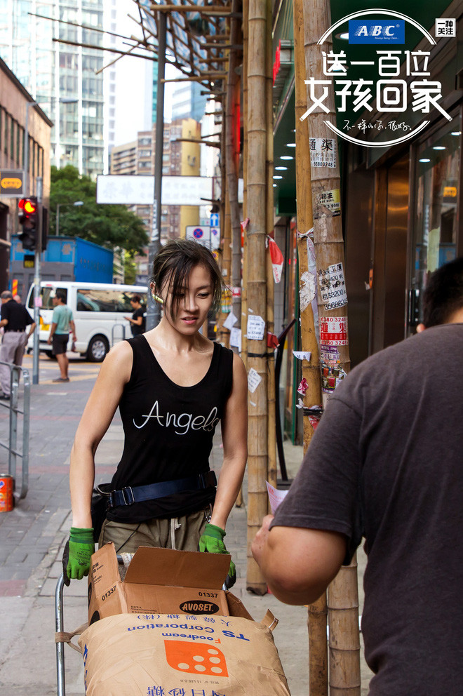 Nữ cửu vạn Chu Thiên Bội (sinh năm 1989), đến từ Hồng Kông, lại khiến nhiều người ngạc nhiên vì cô đã có 10 năm làm công việc dãi nắng dầm mưa, cần nhiều sức lực này.