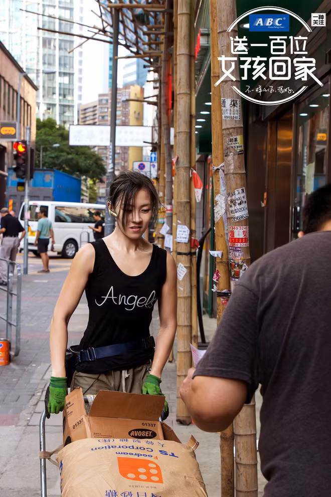 Nữ cửu vạn Chu Thiên Bội (sinh năm 1989), đến từ Hồng Kông, lại khiến nhiều người ngạc nhiên vì cô đã có 10 năm làm công việc dãi nắng dầm mưa, cần nhiều sức lực này.